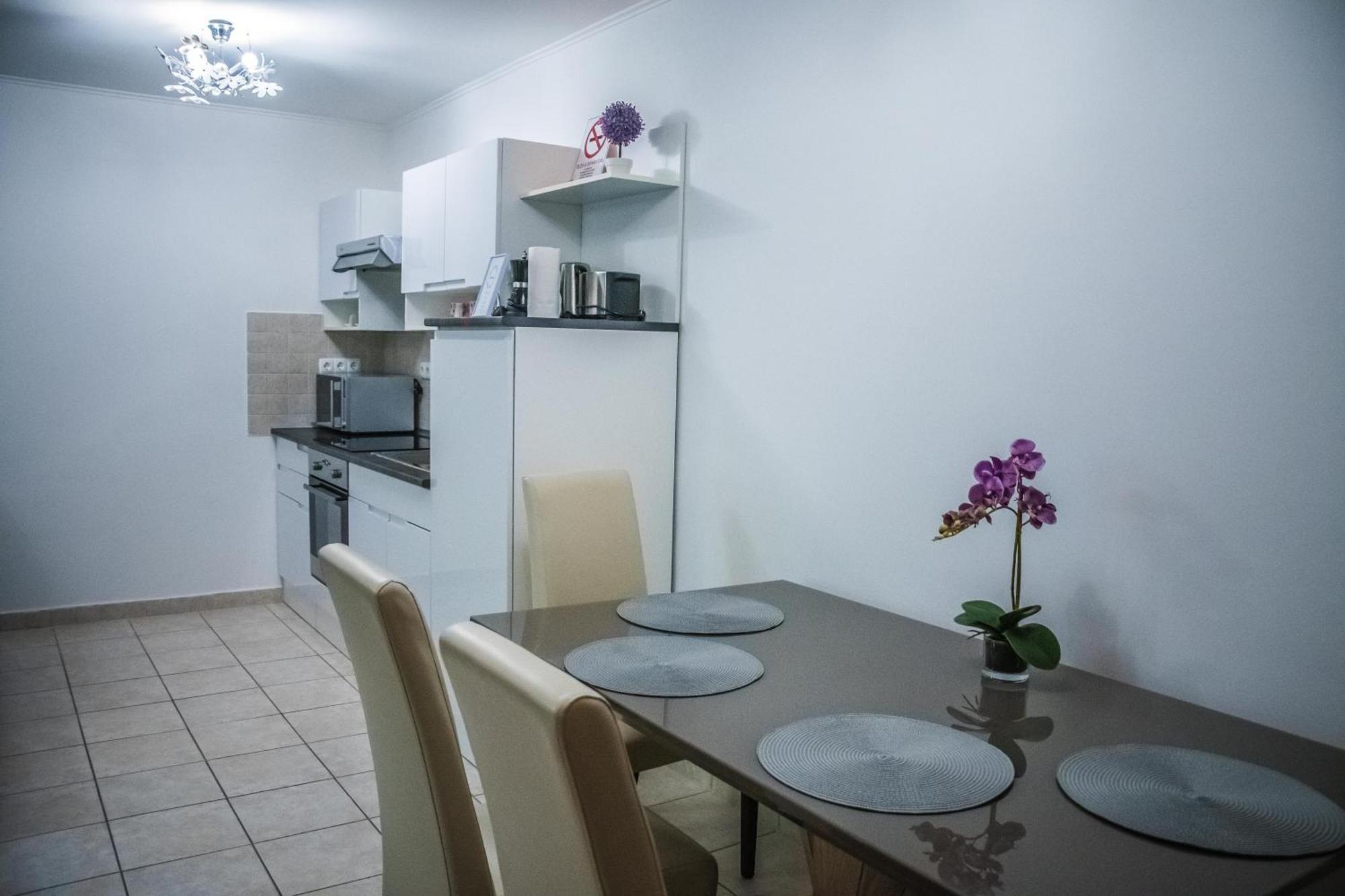 Apartman Garden Lägenhet Cserkeszőlő Exteriör bild