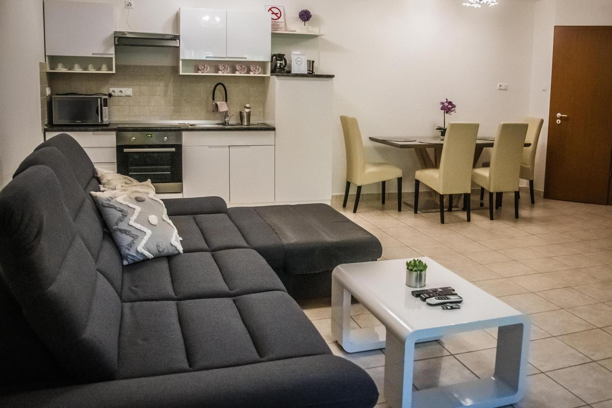 Apartman Garden Lägenhet Cserkeszőlő Exteriör bild