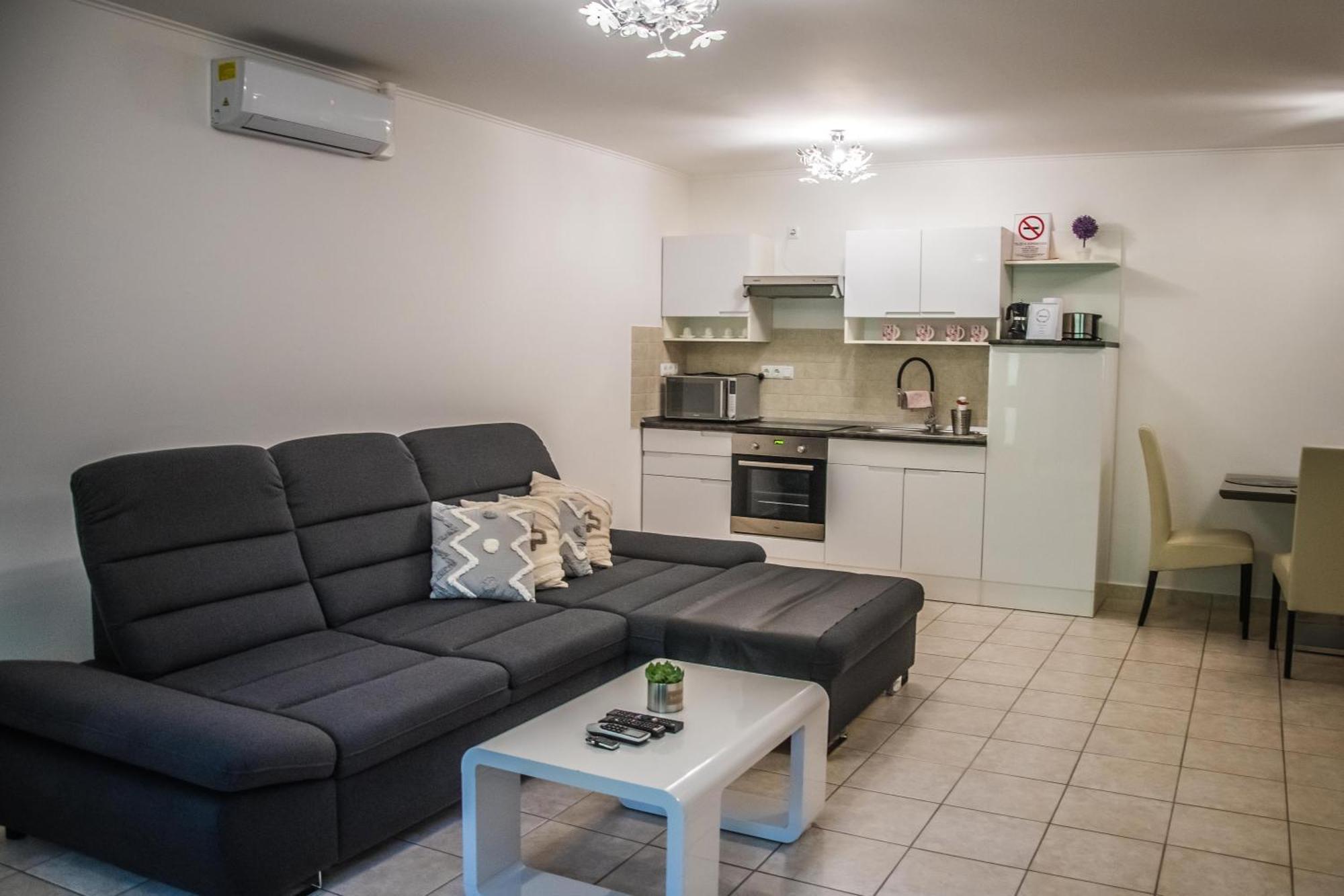 Apartman Garden Lägenhet Cserkeszőlő Exteriör bild